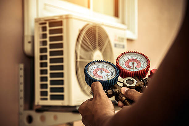 Professional Hvac technician working in Carrollton, TX
